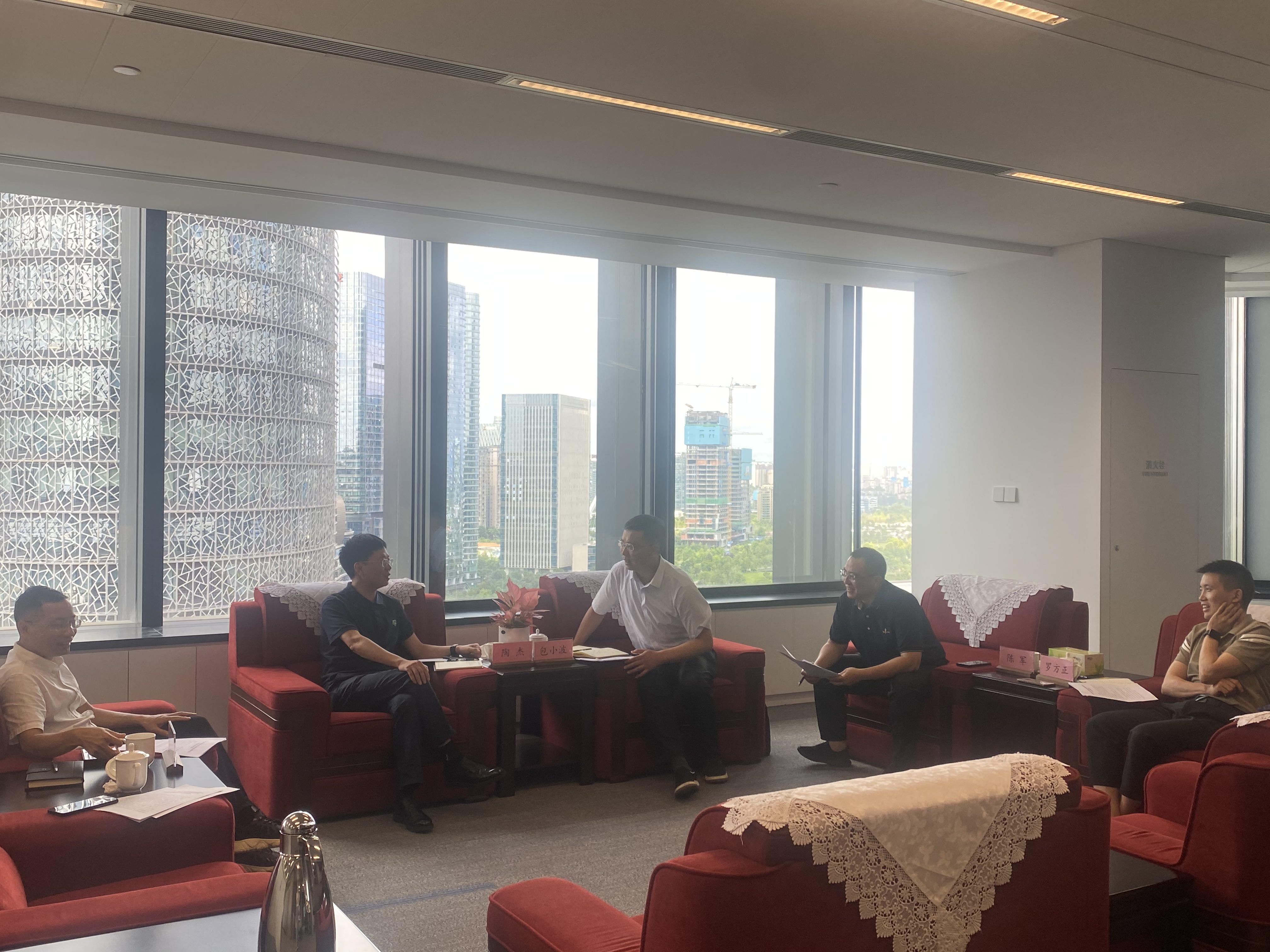 四川省推進成德眉資同城化發(fā)展領導小組辦公室創(chuàng)新產業(yè)組組長包小波一行到訪四川省酒業(yè)協(xié)會和川酒中心